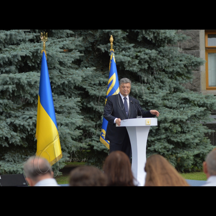 01 липня 2015

Президент України Петро Порошенко презентував  журналістам  проект змін до Конституції України в частині децентралізації

Децентралізація має об’єднати українське суспільство, заявив Президент Петро Порошенко під час презентації проекту змін до Конституції України у частині децентралізації представникам національних та регіональних засобів масової інформації.

Президент зазначив, що переваги децентралізації очевидні всім політичним силам, оскільки всі вони саме з цим гаслом йшли на вибори. «Всі обіцяли народу децентралізацію. Це було в жовтні минулого року. Але ще в квітні-травні під час своєї передвиборчої кампанії я твердо пообіцяв, що ми проведемо конституційні зміни з питань децентралізації. І зараз я, як Президент країни, розраховую на підтримку всіх політичних сил у Верховній Раді», – заявив Глава держави. 

Президент повідомив, що до кінця дня має намір підписати та направити на розгляд Верховної Ради затверджений Конституційної Комісією проект Закону про зміни до Конституції щодо децентралізації. Глава держави висловив сподівання на підтримку законопроекту конституційною більшістю у Парламенті, члени якої обиралися під гаслами децентралізації.
