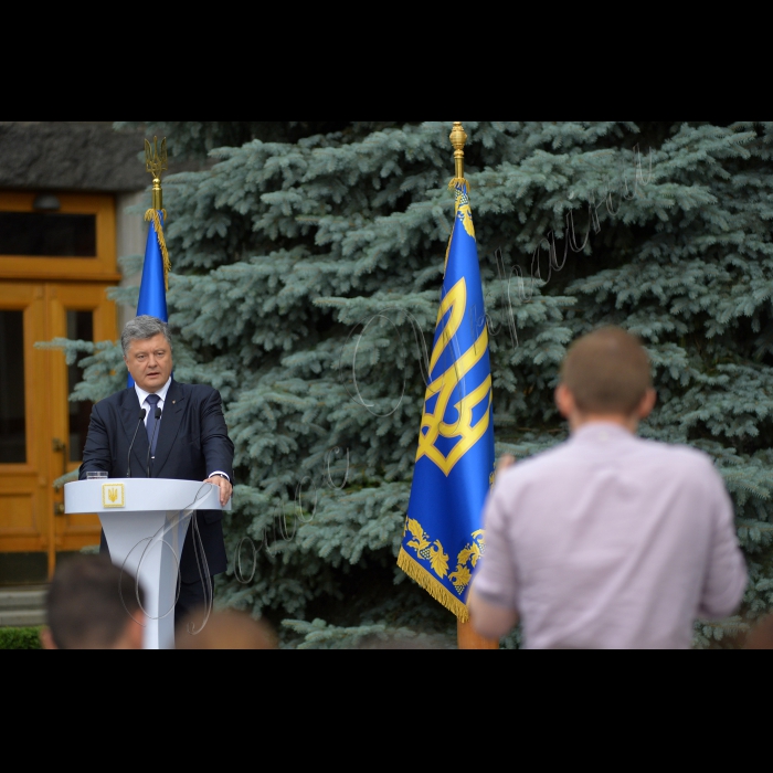 01 липня 2015

Президент України Петро Порошенко презентував  журналістам  проект змін до Конституції України в частині децентралізації

Децентралізація має об’єднати українське суспільство, заявив Президент Петро Порошенко під час презентації проекту змін до Конституції України у частині децентралізації представникам національних та регіональних засобів масової інформації.

Президент зазначив, що переваги децентралізації очевидні всім політичним силам, оскільки всі вони саме з цим гаслом йшли на вибори. «Всі обіцяли народу децентралізацію. Це було в жовтні минулого року. Але ще в квітні-травні під час своєї передвиборчої кампанії я твердо пообіцяв, що ми проведемо конституційні зміни з питань децентралізації. І зараз я, як Президент країни, розраховую на підтримку всіх політичних сил у Верховній Раді», – заявив Глава держави. 

Президент повідомив, що до кінця дня має намір підписати та направити на розгляд Верховної Ради затверджений Конституційної Комісією проект Закону про зміни до Конституції щодо децентралізації. Глава держави висловив сподівання на підтримку законопроекту конституційною більшістю у Парламенті, члени якої обиралися під гаслами децентралізації.