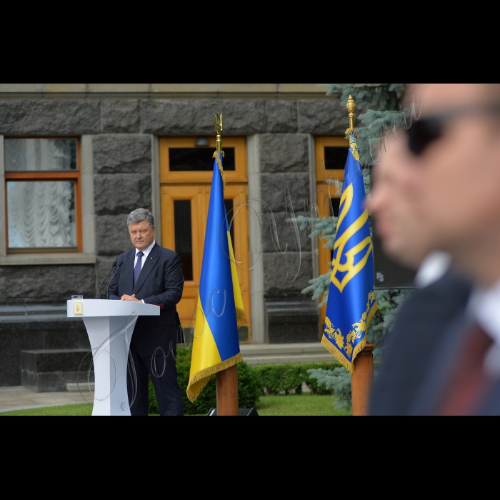 01 липня 2015

Президент України Петро Порошенко презентував  журналістам  проект змін до Конституції України в частині децентралізації

Децентралізація має об’єднати українське суспільство, заявив Президент Петро Порошенко під час презентації проекту змін до Конституції України у частині децентралізації представникам національних та регіональних засобів масової інформації.

Президент зазначив, що переваги децентралізації очевидні всім політичним силам, оскільки всі вони саме з цим гаслом йшли на вибори. «Всі обіцяли народу децентралізацію. Це було в жовтні минулого року. Але ще в квітні-травні під час своєї передвиборчої кампанії я твердо пообіцяв, що ми проведемо конституційні зміни з питань децентралізації. І зараз я, як Президент країни, розраховую на підтримку всіх політичних сил у Верховній Раді», – заявив Глава держави. 

Президент повідомив, що до кінця дня має намір підписати та направити на розгляд Верховної Ради затверджений Конституційної Комісією проект Закону про зміни до Конституції щодо децентралізації. Глава держави висловив сподівання на підтримку законопроекту конституційною більшістю у Парламенті, члени якої обиралися під гаслами децентралізації.