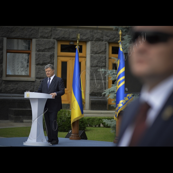 01 липня 2015

Президент України Петро Порошенко презентував  журналістам  проект змін до Конституції України в частині децентралізації

Децентралізація має об’єднати українське суспільство, заявив Президент Петро Порошенко під час презентації проекту змін до Конституції України у частині децентралізації представникам національних та регіональних засобів масової інформації.

Президент зазначив, що переваги децентралізації очевидні всім політичним силам, оскільки всі вони саме з цим гаслом йшли на вибори. «Всі обіцяли народу децентралізацію. Це було в жовтні минулого року. Але ще в квітні-травні під час своєї передвиборчої кампанії я твердо пообіцяв, що ми проведемо конституційні зміни з питань децентралізації. І зараз я, як Президент країни, розраховую на підтримку всіх політичних сил у Верховній Раді», – заявив Глава держави. 

Президент повідомив, що до кінця дня має намір підписати та направити на розгляд Верховної Ради затверджений Конституційної Комісією проект Закону про зміни до Конституції щодо децентралізації. Глава держави висловив сподівання на підтримку законопроекту конституційною більшістю у Парламенті, члени якої обиралися під гаслами децентралізації.