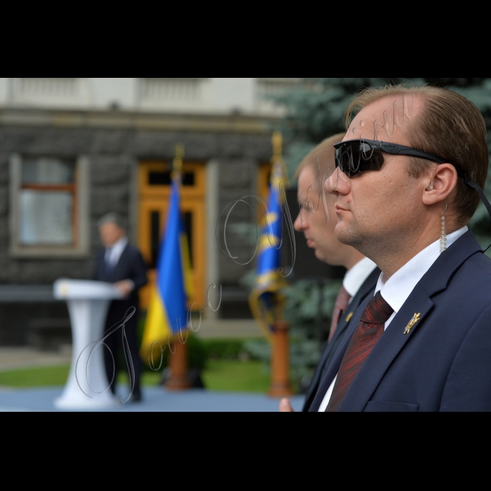 01 липня 2015

Президент України Петро Порошенко презентував  журналістам  проект змін до Конституції України в частині децентралізації

Децентралізація має об’єднати українське суспільство, заявив Президент Петро Порошенко під час презентації проекту змін до Конституції України у частині децентралізації представникам національних та регіональних засобів масової інформації.

Президент зазначив, що переваги децентралізації очевидні всім політичним силам, оскільки всі вони саме з цим гаслом йшли на вибори. «Всі обіцяли народу децентралізацію. Це було в жовтні минулого року. Але ще в квітні-травні під час своєї передвиборчої кампанії я твердо пообіцяв, що ми проведемо конституційні зміни з питань децентралізації. І зараз я, як Президент країни, розраховую на підтримку всіх політичних сил у Верховній Раді», – заявив Глава держави. 

Президент повідомив, що до кінця дня має намір підписати та направити на розгляд Верховної Ради затверджений Конституційної Комісією проект Закону про зміни до Конституції щодо децентралізації. Глава держави висловив сподівання на підтримку законопроекту конституційною більшістю у Парламенті, члени якої обиралися під гаслами децентралізації.