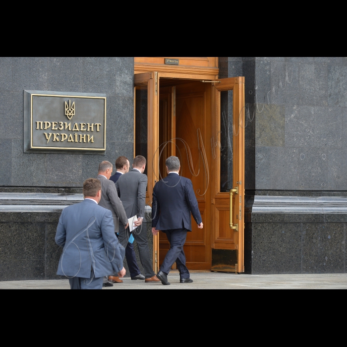 01 липня 2015

Президент України Петро Порошенко презентував  журналістам  проект змін до Конституції України в частині децентралізації

Децентралізація має об’єднати українське суспільство, заявив Президент Петро Порошенко під час презентації проекту змін до Конституції України у частині децентралізації представникам національних та регіональних засобів масової інформації.

Президент зазначив, що переваги децентралізації очевидні всім політичним силам, оскільки всі вони саме з цим гаслом йшли на вибори. «Всі обіцяли народу децентралізацію. Це було в жовтні минулого року. Але ще в квітні-травні під час своєї передвиборчої кампанії я твердо пообіцяв, що ми проведемо конституційні зміни з питань децентралізації. І зараз я, як Президент країни, розраховую на підтримку всіх політичних сил у Верховній Раді», – заявив Глава держави. 

Президент повідомив, що до кінця дня має намір підписати та направити на розгляд Верховної Ради затверджений Конституційної Комісією проект Закону про зміни до Конституції щодо децентралізації. Глава держави висловив сподівання на підтримку законопроекту конституційною більшістю у Парламенті, члени якої обиралися під гаслами децентралізації.