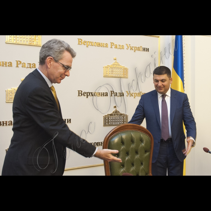 Голова ВР України Володимир Гройсман, Надзвичайний і Повноважний Посол США в Україні Джеффрі Пайєтт взяли участь в церемонії випуску і вручення сертифікатів учасникам Програми стажування у Верховній Раді України та центральних органах виконавчої влади 2014-2015 років.