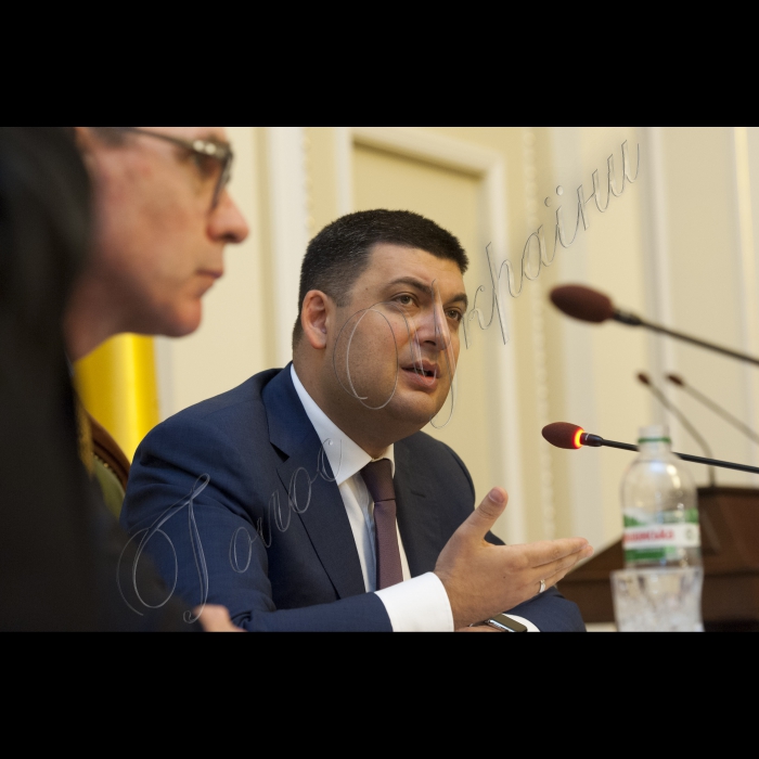 Голова ВР України Володимир Гройсман, Надзвичайний і Повноважний Посол США в Україні Джеффрі Пайєтт взяли участь в церемонії випуску і вручення сертифікатів учасникам Програми стажування у Верховній Раді України та центральних органах виконавчої влади 2014-2015 років.