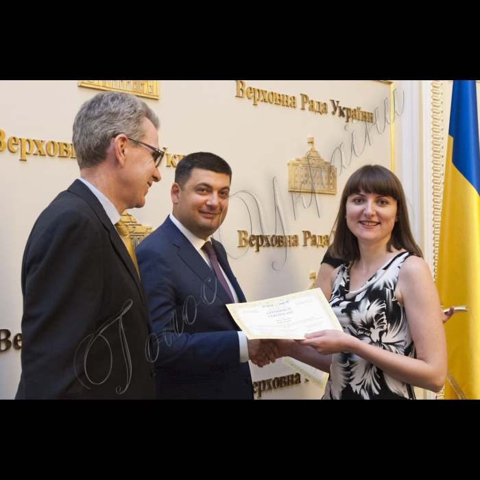 Голова ВР України Володимир Гройсман, Надзвичайний і Повноважний Посол США в Україні Джеффрі Пайєтт взяли участь в церемонії випуску і вручення сертифікатів учасникам Програми стажування у Верховній Раді України та центральних органах виконавчої влади 2014-2015 років.