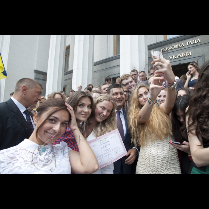 Голова ВР України Володимир Гройсман, Надзвичайний і Повноважний Посол США в Україні Джеффрі Пайєтт взяли участь в церемонії випуску і вручення сертифікатів учасникам Програми стажування у Верховній Раді України та центральних органах виконавчої влади 2014-2015 років.