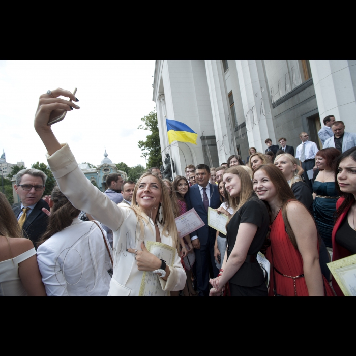 Голова ВР України Володимир Гройсман, Надзвичайний і Повноважний Посол США в Україні Джеффрі Пайєтт взяли участь в церемонії випуску і вручення сертифікатів учасникам Програми стажування у Верховній Раді України та центральних органах виконавчої влади 2014-2015 років.