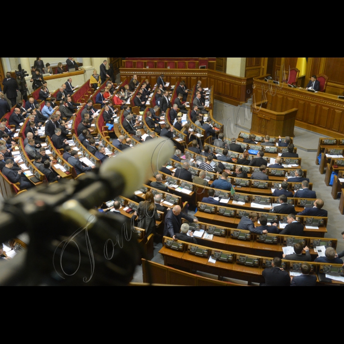 2 грудня 2014. Пленарне засідання (сесія) Парламенту, Верховної Ради України. Народні депутати, обрані на позачергових виборах 26 жовтня 2014 року, Марія Матіос та Сергій Рудик склали присягу. Зал ВР
