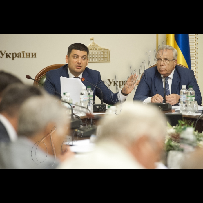 Зустріч голови ВР України Володимира Гройсмана з членами правління Асоціації міст України
Володимир Гройсман і Президент Асоціації міст України, Криворізький міський голова Юрій Вілкул