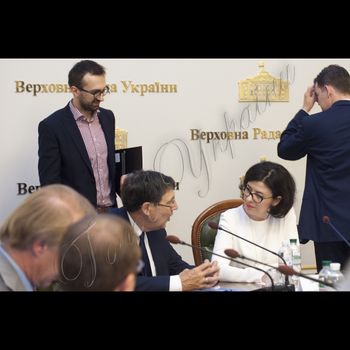 Заступник Голови ВР України Оксана Сироїд взяла участь у презентації звіту Атлантичної Ради (США) під назвою «Ховаються на видноті: війна Путіна в Україні»
Джон Хербст, Сергій Лещенко, Оксана Сироїд;