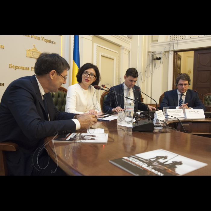 Заступник Голови ВР України Оксана Сироїд взяла участь у презентації звіту Атлантичної Ради (США) під назвою «Ховаються на видноті: війна Путіна в Україні»
(зліва направо) Посол, Директор Центру Євразія Атлантичної Ради Джон Хербст, заступник Голови ВР України Оксана Сироїд, Спеціальний помічник Президента Атлантичної Ради Максиміліан Чуперські, засновник Bellingcat Еліот Хіггінс;