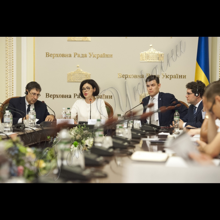 Заступник Голови ВР України Оксана Сироїд взяла участь у презентації звіту Атлантичної Ради (США) під назвою «Ховаються на видноті: війна Путіна в Україні» (зліва направо) Посол, Директор Центру Євразія Атлантичної Ради Джон Хербст, заступник Голови ВР України Оксана Сироїд, Спеціальний помічник Президента Атлантичної Ради Максиміліан Чуперські, засновник Bellingcat Еліот Хіггінс;