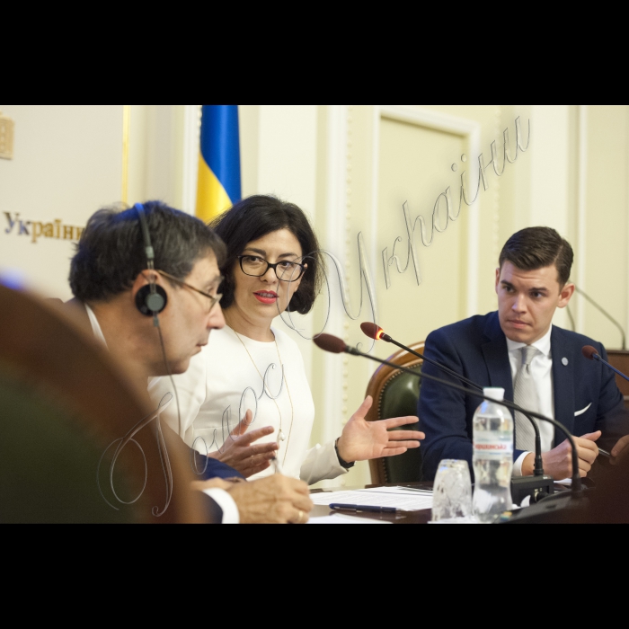 Заступник Голови ВР України Оксана Сироїд взяла участь у презентації звіту Атлантичної Ради (США) під назвою «Ховаються на видноті: війна Путіна в Україні»
(зліва направо) Посол, Директор Центру Євразія Атлантичної Ради Джон Хербст, заступник Голови ВР України Оксана Сироїд, Спеціальний помічник Президента Атлантичної Ради Максиміліан Чуперські;