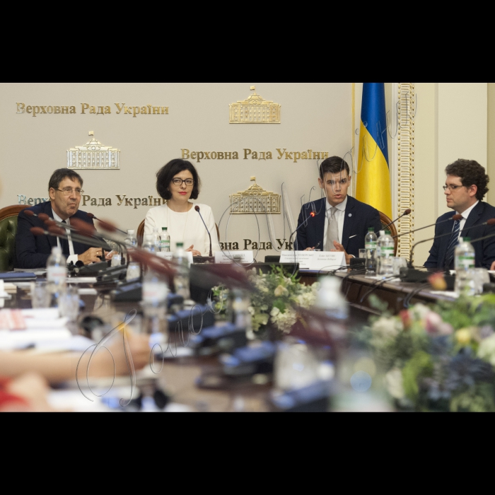 Заступник Голови ВР України Оксана Сироїд взяла участь у презентації звіту Атлантичної Ради (США) під назвою «Ховаються на видноті: війна Путіна в Україні»
(зліва направо) Посол, Директор Центру Євразія Атлантичної Ради Джон Хербст, заступник Голови ВР України Оксана Сироїд, Спеціальний помічник Президента Атлантичної Ради Максиміліан Чуперські, засновник Bellingcat Еліот Хіггінс;