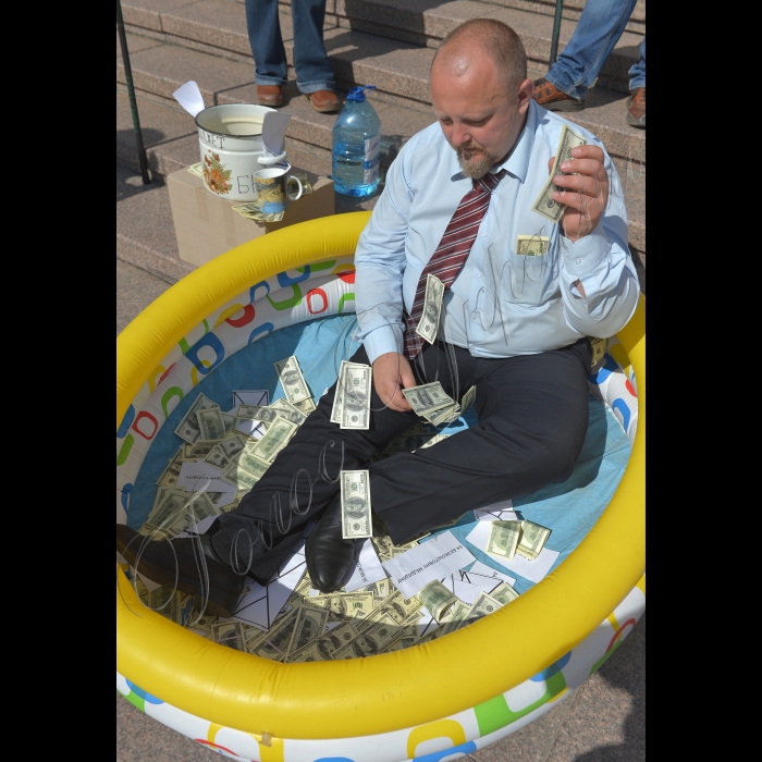 Біля КМДА відбувся флешмоб “Проти корупційної зажерливості чиновників”. Організатор: ГО «Свідомі».