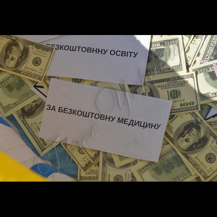 Біля КМДА відбувся флешмоб “Проти корупційної зажерливості чиновників”. Організатор: ГО «Свідомі».