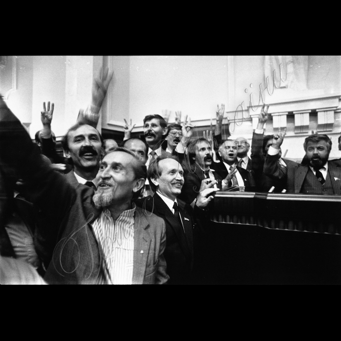 Позачергове засідання ВР, на якому було проголошено Акт про Незалежність України. Косів, Чорновіл, Заєць, Павличко, Танюк
