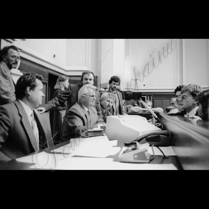 Позачергове засідання ВР, на якому було проголошено Акт про Незалежність України
Іван Плющ, Леонід Кравчук, Володимир Гриньов, Івасюк