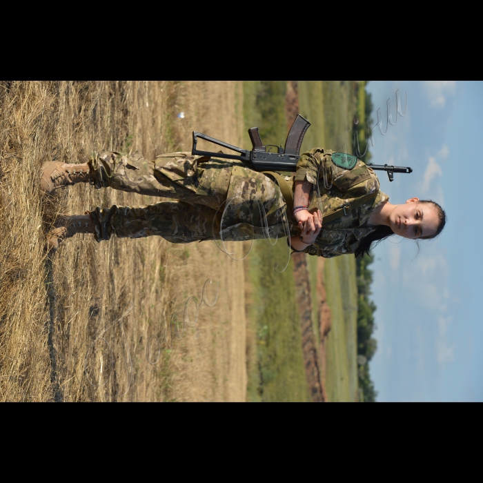 11 липня 2015. Луганська область, зона АТО. Начальник клубу бригади лейтенант Анастасія Дем’янова.
Лейтенант Анастасія Дем’янова, віку 22 роки, в лютому 2015 закінчила Львівську академію сухопутних військ імені гетьмана Петра Сагайдачного, факультет підготовки спеціалістів і забезпечення військ, спеціальність – культурологія. Нинішня посада – начальник клубу бригади. Настя розповідає, що за спеціальністю культурологія навчались дев’ятеро дівчат. 8 з 9 пішли начальниками клубів у війська. Дві з восьми – в АТО. Одна з двох – Настя. 28 лютого в академії відбувся випуск, а  3 березня вона вже прибула на фронт. 
