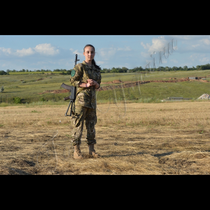 11 липня 2015. Луганська область, зона АТО. Начальник клубу бригади лейтенант Анастасія Дем’янова.
Лейтенант Анастасія Дем’янова, віку 22 роки, в лютому 2015 закінчила Львівську академію сухопутних військ імені гетьмана Петра Сагайдачного, факультет підготовки спеціалістів і забезпечення військ, спеціальність – культурологія. Нинішня посада – начальник клубу бригади. Настя розповідає, що за спеціальністю культурологія навчались дев’ятеро дівчат. 8 з 9 пішли начальниками клубів у війська. Дві з восьми – в АТО. Одна з двох – Настя. 28 лютого в академії відбувся випуск, а  3 березня вона вже прибула на фронт. 
