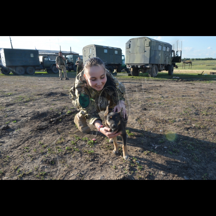11 липня 2015. Луганська область, зона АТО. Начальник клубу бригади лейтенант Анастасія Дем’янова.
Лейтенант Анастасія Дем’янова, віку 22 роки, в лютому 2015 закінчила Львівську академію сухопутних військ імені гетьмана Петра Сагайдачного, факультет підготовки спеціалістів і забезпечення військ, спеціальність – культурологія. Нинішня посада – начальник клубу бригади. Настя розповідає, що за спеціальністю культурологія навчались дев’ятеро дівчат. 8 з 9 пішли начальниками клубів у війська. Дві з восьми – в АТО. Одна з двох – Настя. 28 лютого в академії відбувся випуск, а  3 березня вона вже прибула на фронт. 
