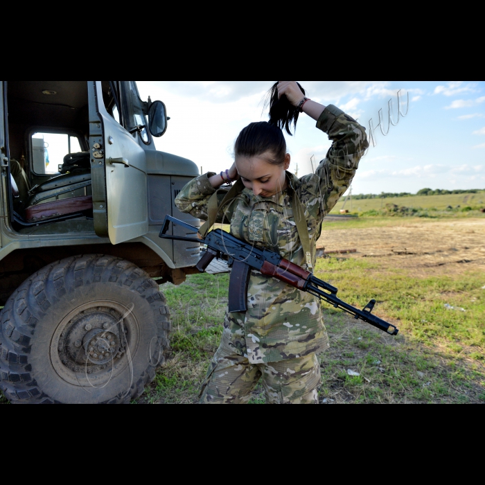 11 липня 2015. Луганська область, зона АТО. Начальник клубу бригади лейтенант Анастасія Дем’янова.
Лейтенант Анастасія Дем’янова, віку 22 роки, в лютому 2015 закінчила Львівську академію сухопутних військ імені гетьмана Петра Сагайдачного, факультет підготовки спеціалістів і забезпечення військ, спеціальність – культурологія. Нинішня посада – начальник клубу бригади. Настя розповідає, що за спеціальністю культурологія навчались дев’ятеро дівчат. 8 з 9 пішли начальниками клубів у війська. Дві з восьми – в АТО. Одна з двох – Настя. 28 лютого в академії відбувся випуск, а  3 березня вона вже прибула на фронт. 
