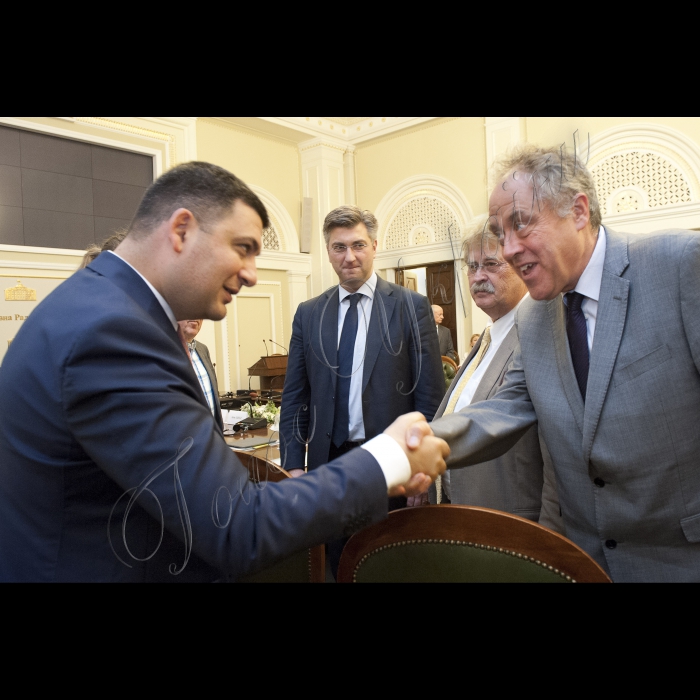 23 липня 2015. Зустріч Голови ВР України Володимира Гройсмана з делегацією депутатів Європейського Парламенту на чолі з Головою Комітету у закордонних справах Ельмаром Броком. Володимир Гройсман, член групи Європейська Народна Партія у Європарламенті від Республіки Хорватія Андрей Пленкович, Елмар Брок і член групи Прогресивний альянс соціалістів і демократів у Європарламенті від Великої Британії Річард Ховвіт;