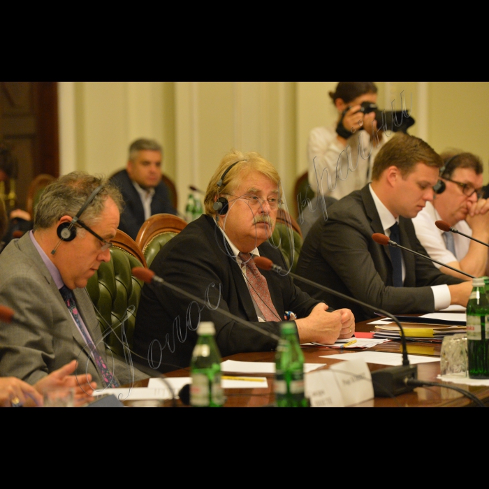 24 липня 2015. Зустріч керівників депутатської Фракції Політичної партії «Опозиційний блок» у Верховній Раді України з делегацією Європейського Парламенту на чолі з Головою Комітету ЄП у закордонних справах Е.Броком (на знымку в центрі).
Народні депутати “Опозиційного блоку» Володимир Гусак, Олександр Вілкул, Юрій Павленко.