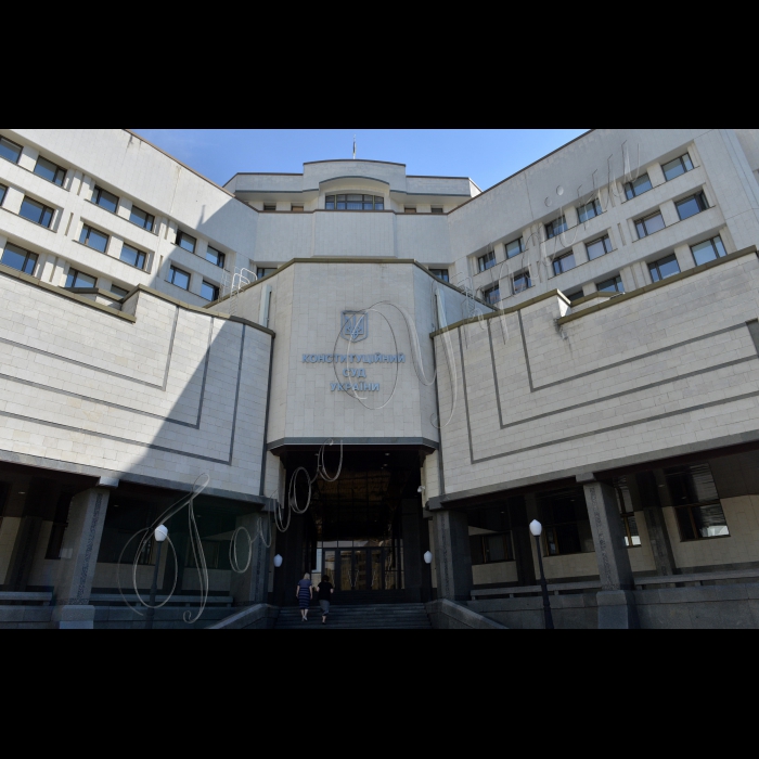 Конституційний Суд України офіційно оприлюднив прийнятий 30 липня висновок у справі за зверненням Верховної Ради України щодо відповідності законопроекту про внесення змін до Конституції України щодо децентралізації влади вимогам статей 157 і 158 Конституції України.