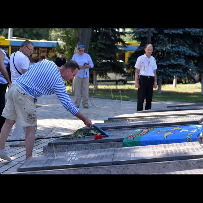 Заходи з нагоди Дня ВДВ (Високомобільних Десантних Військ України) у Києві відбулись урочистості біля Меморіального комплексу - пам'ятника загиблим в Афганістані.