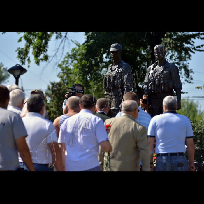 Заходи з нагоди Дня ВДВ (Високомобільних Десантних Військ України) у Києві відбулись урочистості біля Меморіального комплексу - пам'ятника загиблим в Афганістані.