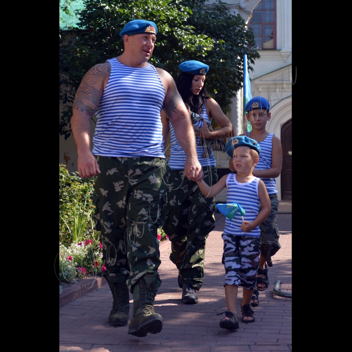 Заходи з нагоди Дня ВДВ (Високомобільних Десантних Військ України) у Києві відбулись урочистості біля Меморіального комплексу - пам'ятника загиблим в Афганістані.