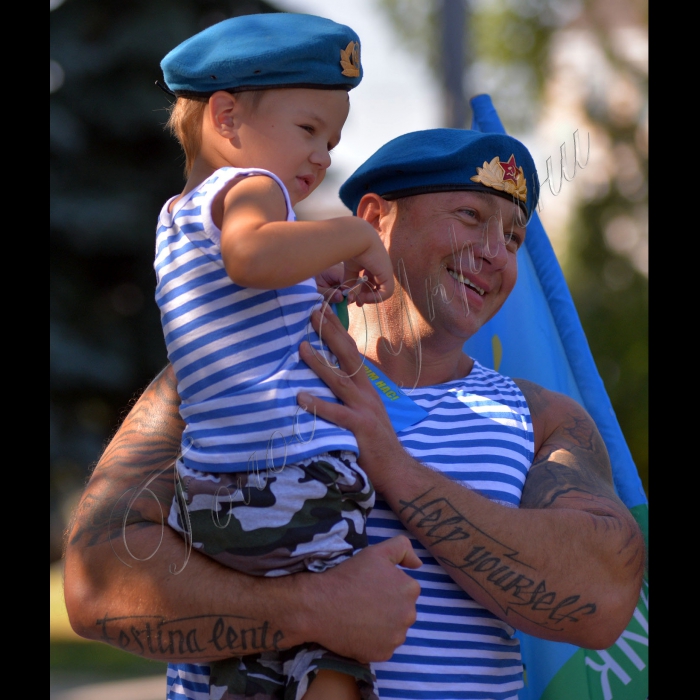 Заходи з нагоди Дня ВДВ (Високомобільних Десантних Військ України) у Києві відбулись урочистості біля Меморіального комплексу - пам'ятника загиблим в Афганістані.