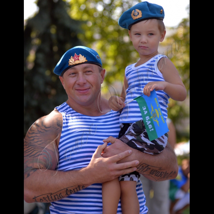 Заходи з нагоди Дня ВДВ (Високомобільних Десантних Військ України) у Києві відбулись урочистості біля Меморіального комплексу - пам'ятника загиблим в Афганістані.