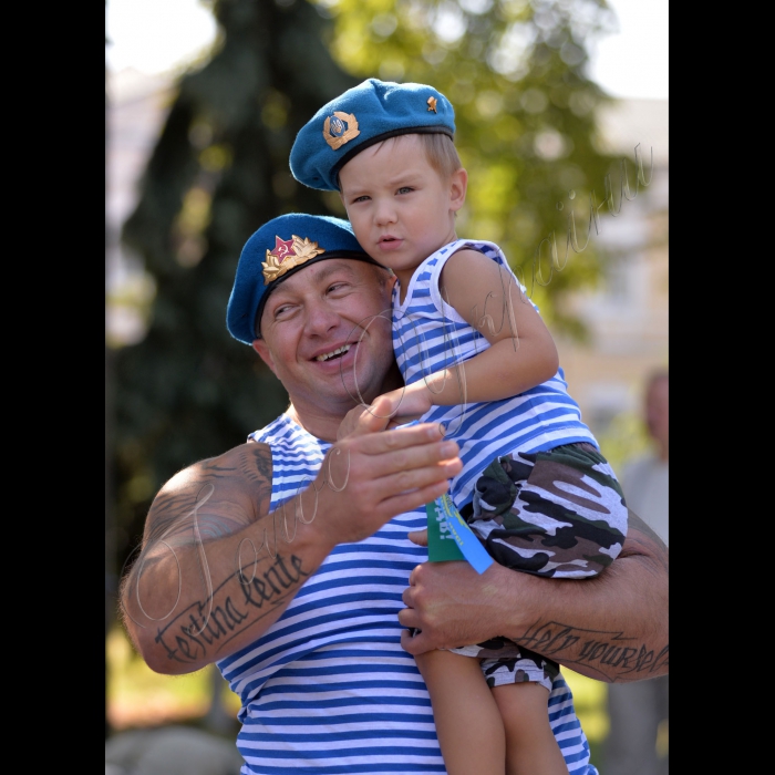 Заходи з нагоди Дня ВДВ (Високомобільних Десантних Військ України) у Києві відбулись урочистості біля Меморіального комплексу - пам'ятника загиблим в Афганістані.