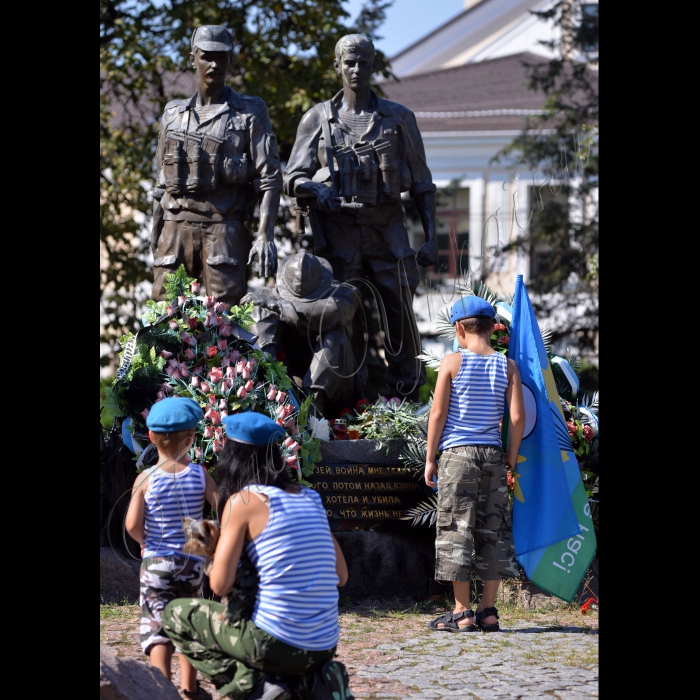 Заходи з нагоди Дня ВДВ (Високомобільних Десантних Військ України) у Києві відбулись урочистості біля Меморіального комплексу - пам'ятника загиблим в Афганістані.