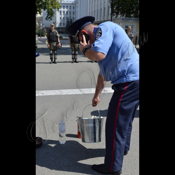 В Києві,  на розі вулиць Банкова та Лютеранська відбулась акція «Судді в Шоколаді – на смітник історії». В рамках театралізованої акції активісти приготували шоколад з суддівськими молотками обмазали суддю. Таким чином представники громадськості закликають  Конституційну комісію прописати в перехідних положеннях змін до Конституції процедуру перепризначення суддів та усунення політичного впливу на судову гілку влади. Організатори акції група Реанімаційного Пакету Реформ;