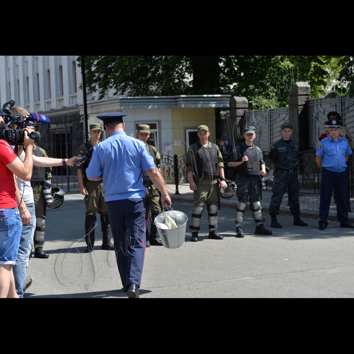 В Києві,  на розі вулиць Банкова та Лютеранська відбулась акція «Судді в Шоколаді – на смітник історії». В рамках театралізованої акції активісти приготували шоколад з суддівськими молотками обмазали суддю. Таким чином представники громадськості закликають  Конституційну комісію прописати в перехідних положеннях змін до Конституції процедуру перепризначення суддів та усунення політичного впливу на судову гілку влади. Організатори акції група Реанімаційного Пакету Реформ;