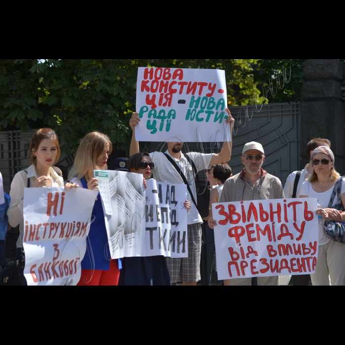 В Києві,  на розі вулиць Банкова та Лютеранська відбулась акція «Судді в Шоколаді – на смітник історії». В рамках театралізованої акції активісти приготували шоколад з суддівськими молотками обмазали суддю. Таким чином представники громадськості закликають  Конституційну комісію прописати в перехідних положеннях змін до Конституції процедуру перепризначення суддів та усунення політичного впливу на судову гілку влади. Організатори акції група Реанімаційного Пакету Реформ;