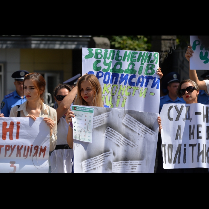 В Києві,  на розі вулиць Банкова та Лютеранська відбулась акція «Судді в Шоколаді – на смітник історії». В рамках театралізованої акції активісти приготували шоколад з суддівськими молотками обмазали суддю. Таким чином представники громадськості закликають  Конституційну комісію прописати в перехідних положеннях змін до Конституції процедуру перепризначення суддів та усунення політичного впливу на судову гілку влади. Організатори акції група Реанімаційного Пакету Реформ;