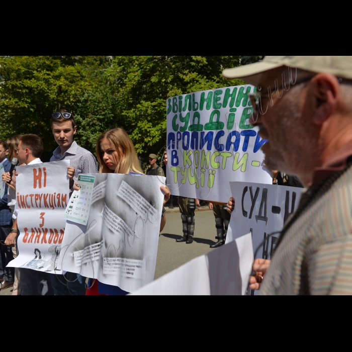 В Києві,  на розі вулиць Банкова та Лютеранська відбулась акція «Судді в Шоколаді – на смітник історії». В рамках театралізованої акції активісти приготували шоколад з суддівськими молотками обмазали суддю. Таким чином представники громадськості закликають  Конституційну комісію прописати в перехідних положеннях змін до Конституції процедуру перепризначення суддів та усунення політичного впливу на судову гілку влади. Організатори акції група Реанімаційного Пакету Реформ;
