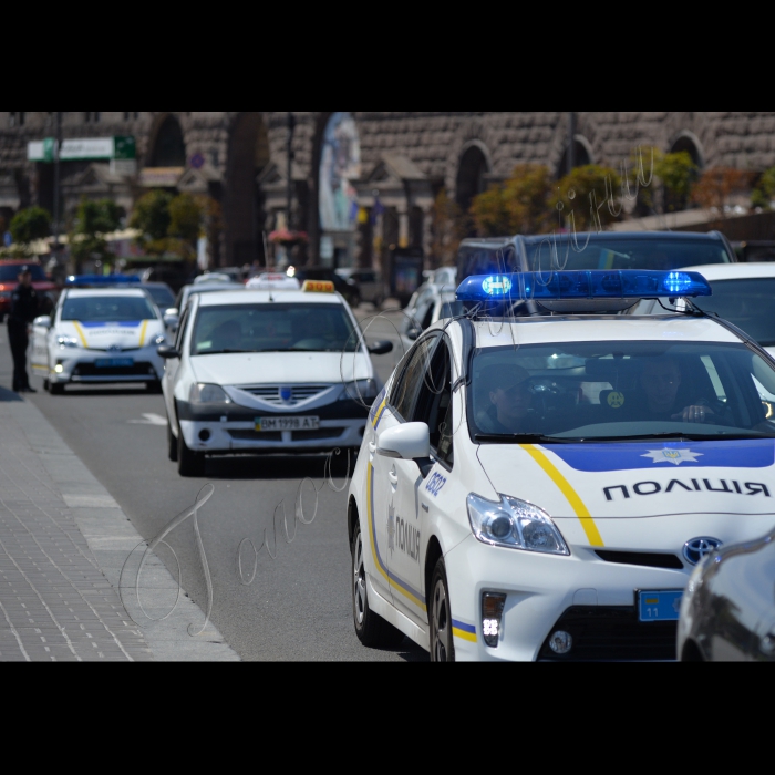 Київ. Патрульний наряд поліції Сарибек Абрамян та Олександра Гайдайчук на Хрещатику