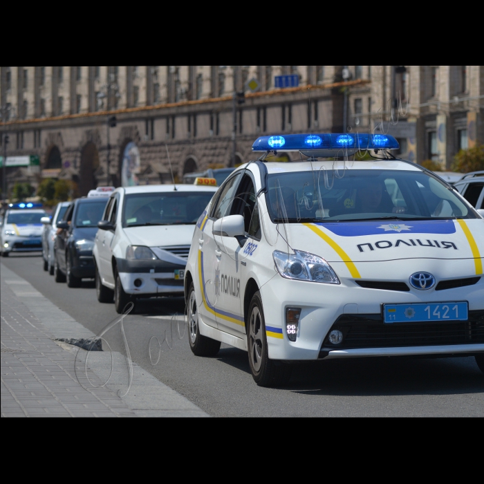 Київ. Патрульний наряд поліції Сарибек Абрамян та Олександра Гайдайчук на Хрещатику 