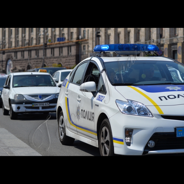Київ. Патрульний наряд поліції Сарибек Абрамян та Олександра Гайдайчук на Хрещатику 