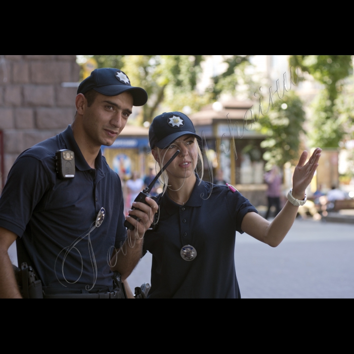 Київ. Патрульний наряд поліції Сарибек Абрамян та Олександра Гайдайчук на Хрещатику 