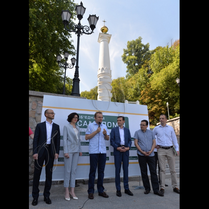 Київ. Біля пам’ятника на честь повернення Києву Магдебурзького права (Набережне шосе, 6), відбулась прес-конференція щодо участі Об’єднання «Самопоміч» у місцевих виборах 2015 року.
зліва: голова фракції Об’єднання «Самопоміч» у Київраді Сергій Гусовський, заступник Голови ВР Оксана Сироїд,  лідер Об’єднання «Самопоміч» Андрій Садовий, заступник голови фракції Об’єднання «Самопоміч» у ВР Олег Лаврик, голова фракції Об’єднання «Самопоміч» у ВР Олег Березюк, заступник голови фракції Об’єднання «Самопоміч» у ВР Єгор Соболєв