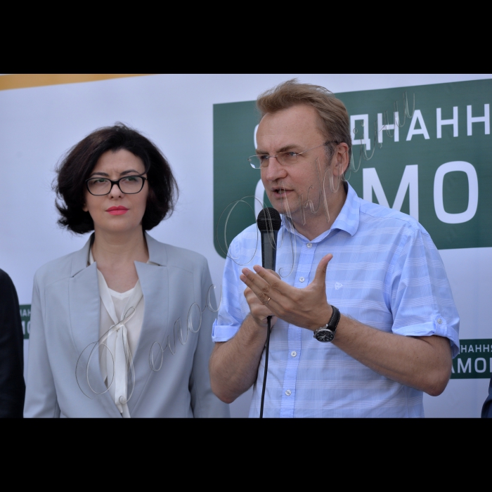 Київ. Біля пам’ятника на честь повернення Києву Магдебурзького права (Набережне шосе, 6), відбулась прес-конференція щодо участі Об’єднання «Самопоміч» у місцевих виборах 2015 року.
заступник Голови ВР Оксана Сироїд,  лідер Об’єднання «Самопоміч» Андрій Садовий