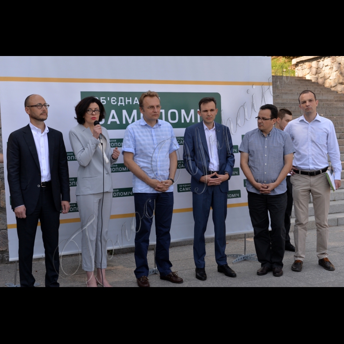 Київ. Біля пам’ятника на честь повернення Києву Магдебурзького права (Набережне шосе, 6), відбулась прес-конференція щодо участі Об’єднання «Самопоміч» у місцевих виборах 2015 року.
зліва: голова фракції Об’єднання «Самопоміч» у Київраді Сергій Гусовський, заступник Голови ВР Оксана Сироїд,  лідер Об’єднання «Самопоміч» Андрій Садовий, заступник голови фракції Об’єднання «Самопоміч» у ВР Олег Лаврик, голова фракції Об’єднання «Самопоміч» у ВР Олег Березюк, заступник голови фракції Об’єднання «Самопоміч» у ВР Єгор Соболєв