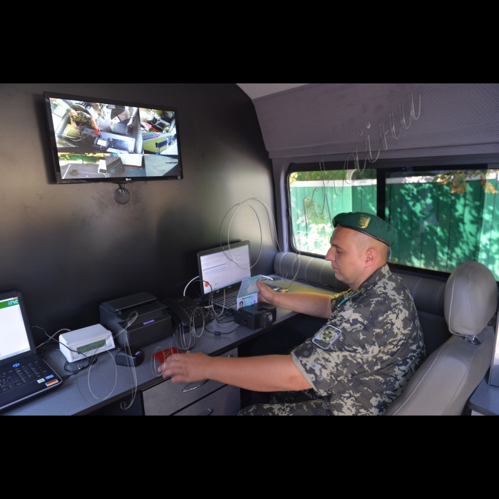 В Головному центрі зв’язку, автоматизації та захисту інформації Державної прикордонної служби України зібрались офіцери зв’язку з усіх прикордонних підрозділів. Військовослужбовці навчалися досконало використовувати новітнє та унікальне обладнання, яке надходить в підрозділи, в тому числі й на сході України. Було продемонстровані сучасні технічні засоби, серед яких інформаційно-телекомунікаційні апаратні «СКІТА» на базі «БТР-70», «Кугуара», «Фольксвагена «Амарок», «Ленд Ровера», а також програмно-технічний комплекс автоматизованого контролю «Гарт – 1П» на базі автомобіля «Фіат Дукато»