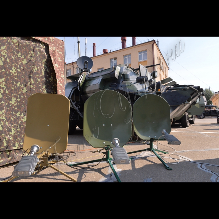 В Головному центрі зв’язку, автоматизації та захисту інформації Державної прикордонної служби України зібрались офіцери зв’язку з усіх прикордонних підрозділів. Військовослужбовці навчалися досконало використовувати новітнє та унікальне обладнання, яке надходить в підрозділи, в тому числі й на сході України. Було продемонстровані сучасні технічні засоби, серед яких інформаційно-телекомунікаційні апаратні «СКІТА» на базі «БТР-70», «Кугуара», «Фольксвагена «Амарок», «Ленд Ровера», а також програмно-технічний комплекс автоматизованого контролю «Гарт – 1П» на базі автомобіля «Фіат Дукато»